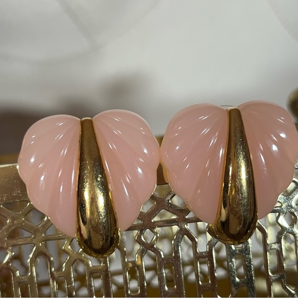 Vintage 80 90 Retro Maximalism Deco pink Lucite Heart Gold Mobwife Earrings - Picture 9 of 15